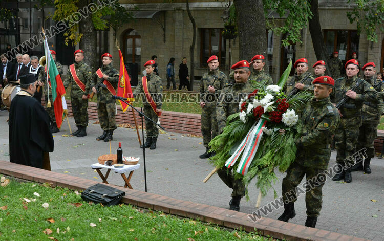 Цветя за почит в памет на загиналите във Втората световна война през 1944 - 1945 г