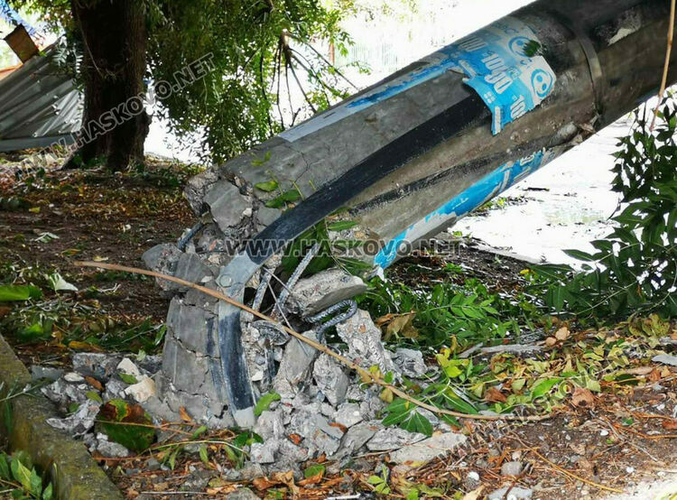 Кратката, но силна буря, която премина през Хасково, наводни улици и изкорени дървета