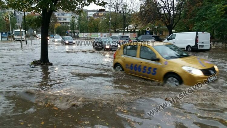 Кратката, но силна буря, която премина през Хасково, наводни улици и изкорени дървета