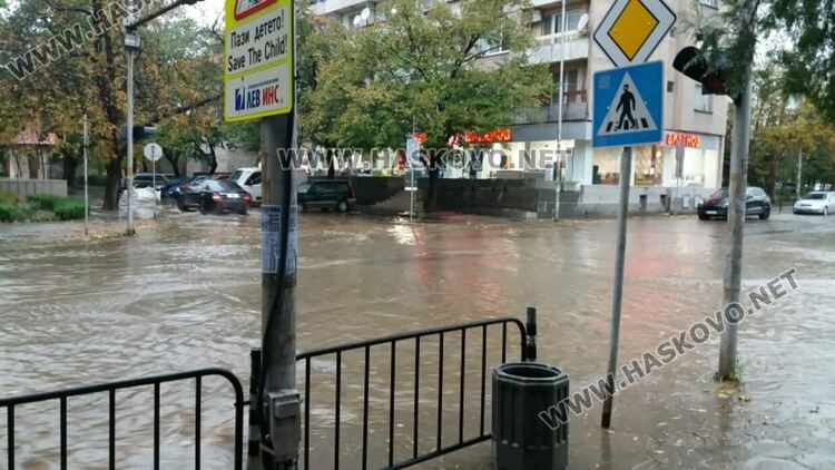 Кратката, но силна буря, която премина през Хасково, наводни улици и изкорени дървета