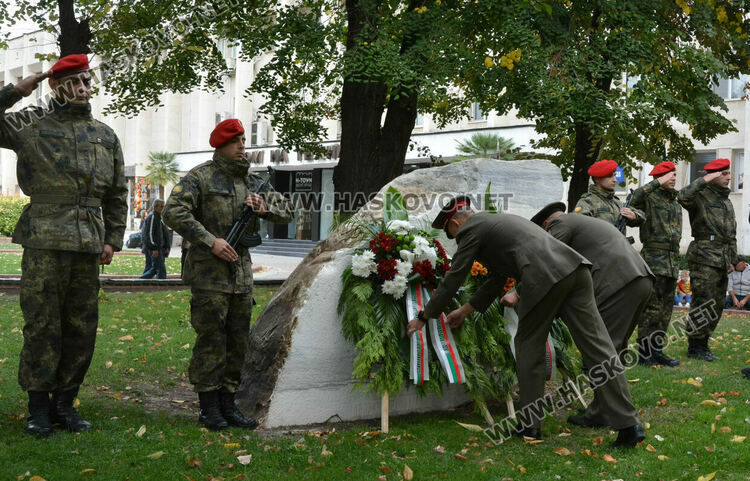 Цветя за почит в памет на загиналите във Втората световна война през 1944 - 1945 г