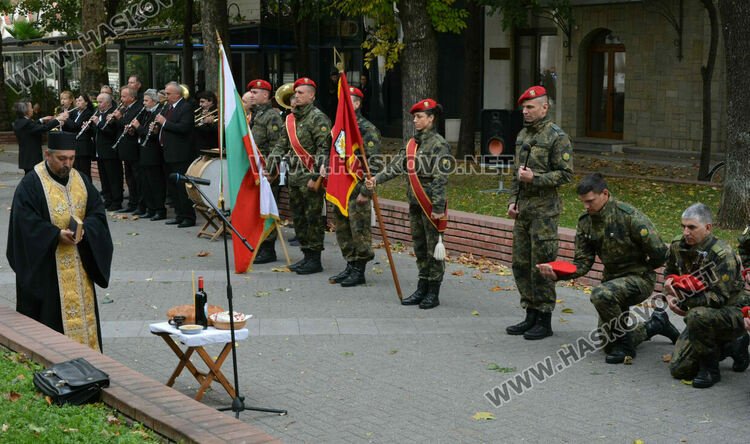 Цветя за почит в памет на загиналите във Втората световна война през 1944 - 1945 г
