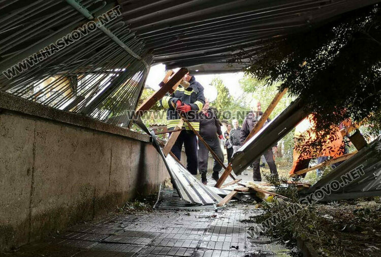 Кратката, но силна буря, която премина през Хасково, наводни улици и изкорени дървета