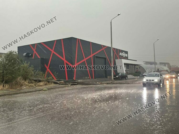 Кратката, но силна буря, която премина през Хасково, наводни улици и изкорени дървета
