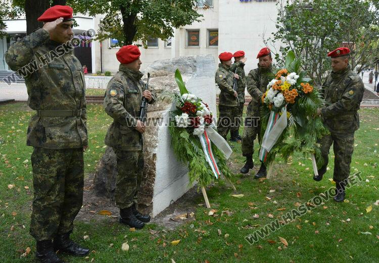 Цветя за почит в памет на загиналите във Втората световна война през 1944 - 1945 г