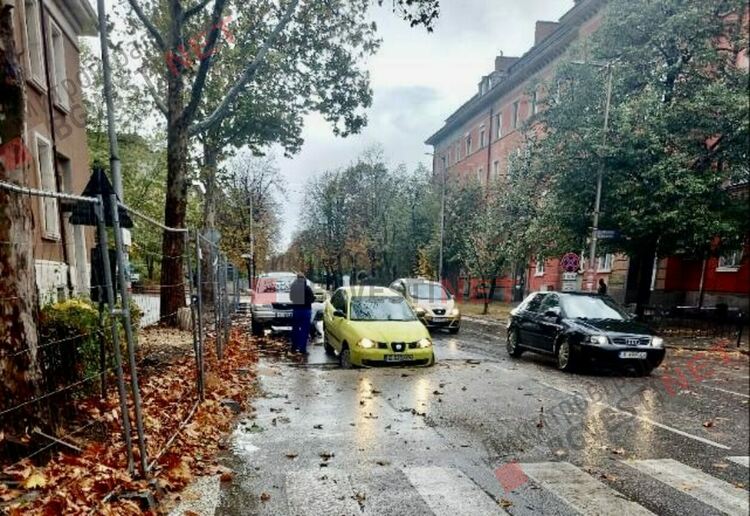 Автомобил пропадна в дупка на бул. Христо Ботев