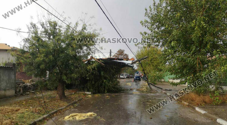 Кратката, но силна буря, която премина през Хасково, наводни улици и изкорени дървета