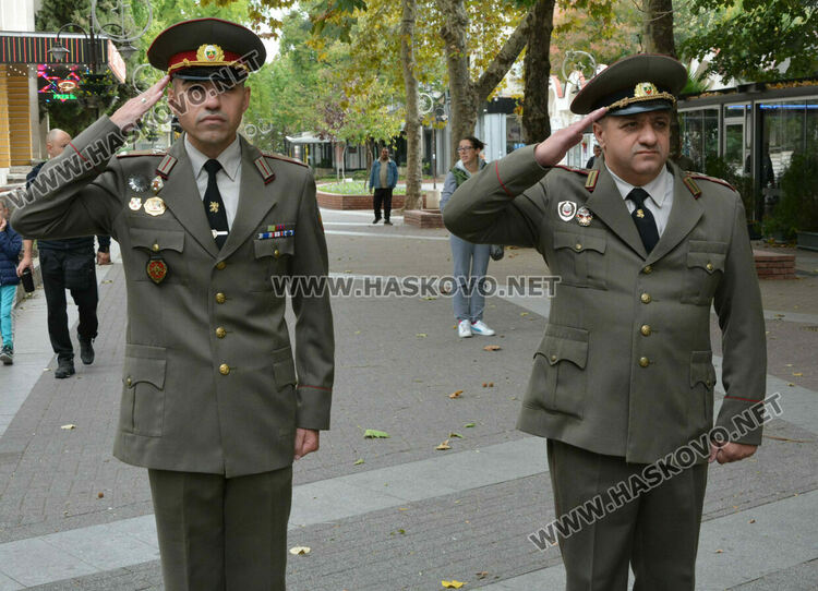 Цветя за почит в памет на загиналите във Втората световна война през 1944 - 1945 г