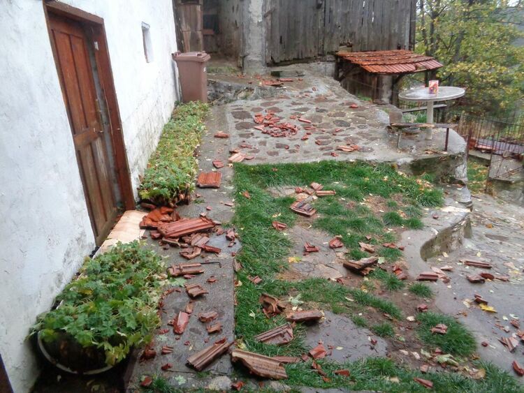 Буря затвори пътища, отнесе покриви, половината Община Смолян е без ток