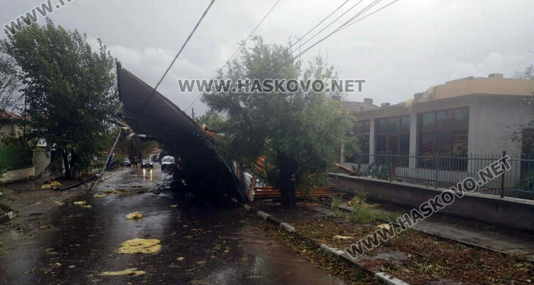 Кратката, но силна буря, която премина през Хасково, наводни улици и изкорени дървета