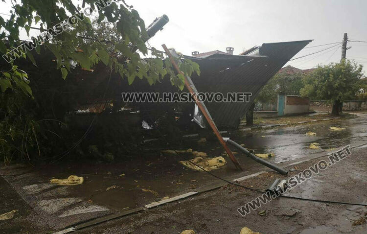 Кратката, но силна буря, която премина през Хасково, наводни улици и изкорени дървета