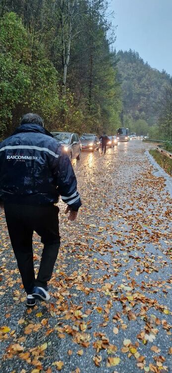 Буря затвори пътища, отнесе покриви, половината Община Смолян е без ток
