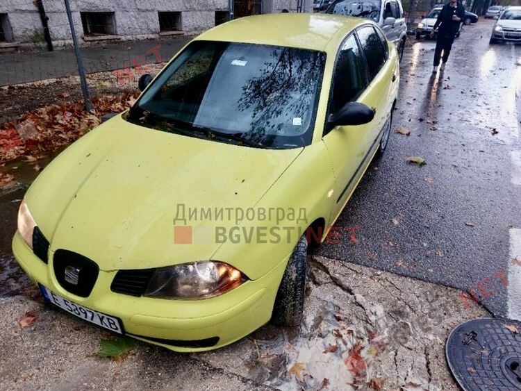 Автомобил пропадна в дупка на бул. Христо Ботев