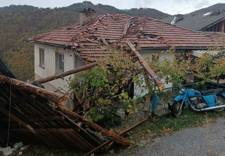 Буря затвори пътища, отнесе покриви, половината Община Смолян е без ток