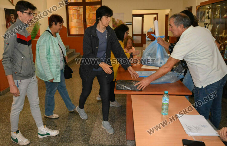 Членовете на СИК в Хасково взеха бюлетините и изборните книжа за вота в неделя
