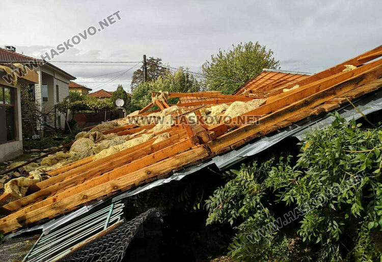 Кратката, но силна буря, която премина през Хасково, наводни улици и изкорени дървета