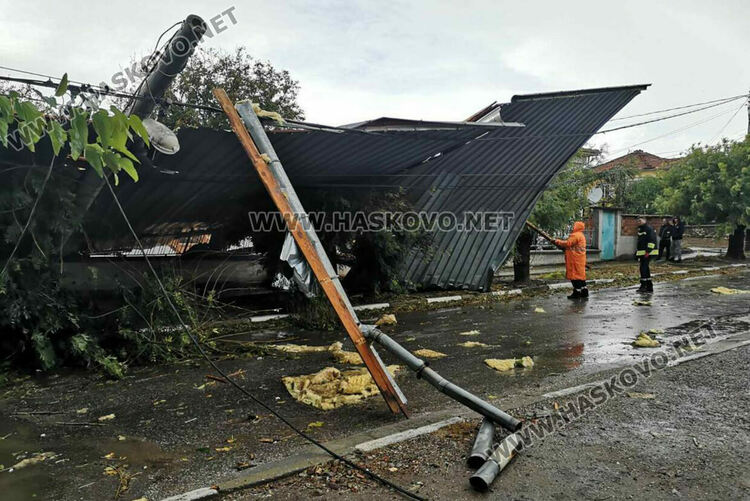 Кратката, но силна буря, която премина през Хасково, наводни улици и изкорени дървета
