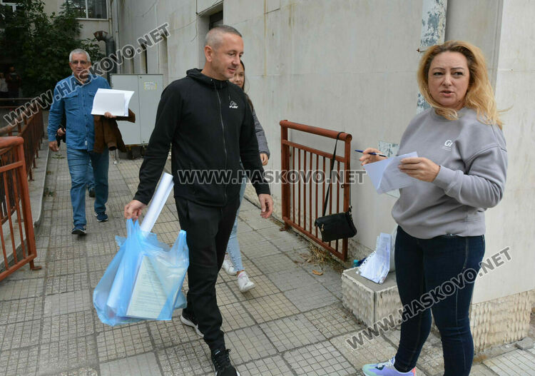 Членовете на СИК в Хасково взеха бюлетините и изборните книжа за вота в неделя