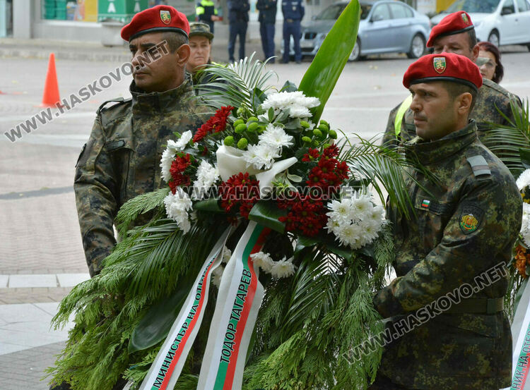 Цветя за почит в памет на загиналите във Втората световна война през 1944 - 1945 г