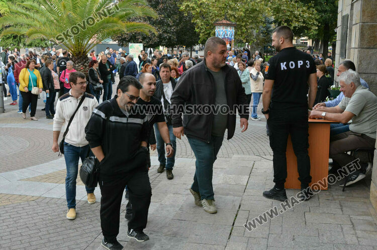 Членовете на СИК в Хасково взеха бюлетините и изборните книжа за вота в неделя