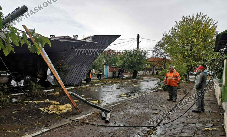 Кратката, но силна буря, която премина през Хасково, наводни улици и изкорени дървета