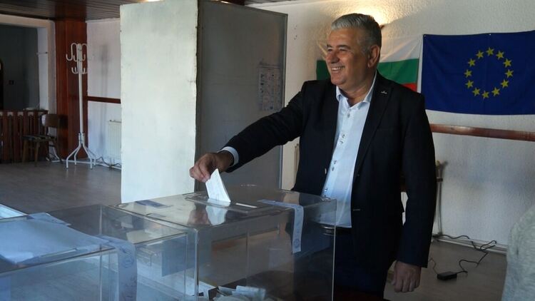 За какво гласуваха Николай Мелемов и Стефан Сабрутев, и какво мислят за недействителните бюлетини от първи тур / ГАЛЕРИЯ/