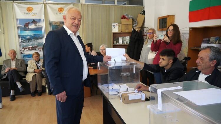 За какво гласуваха Николай Мелемов и Стефан Сабрутев, и какво мислят за недействителните бюлетини от първи тур / ГАЛЕРИЯ/