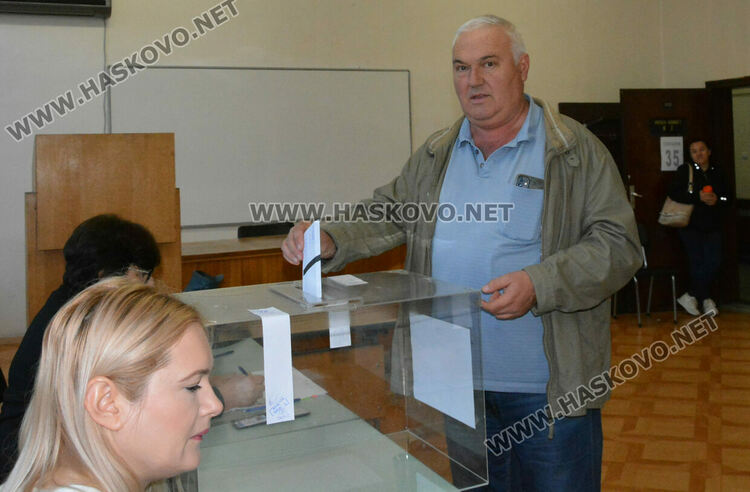 Изборният ден е открит в Хасковско, няма проблем с машините