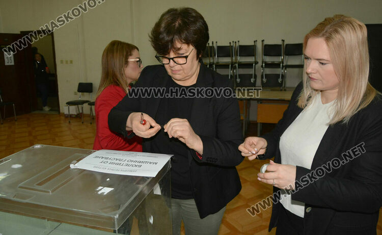 Изборният ден е открит в Хасковско, няма проблем с машините