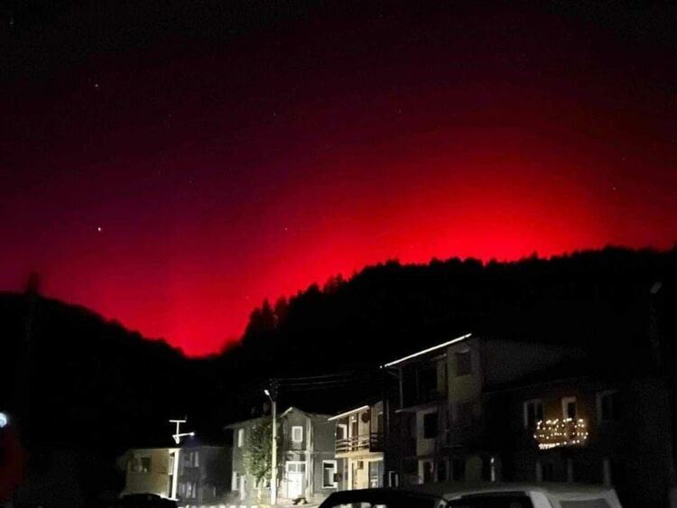 Червено сияние озари небето над България