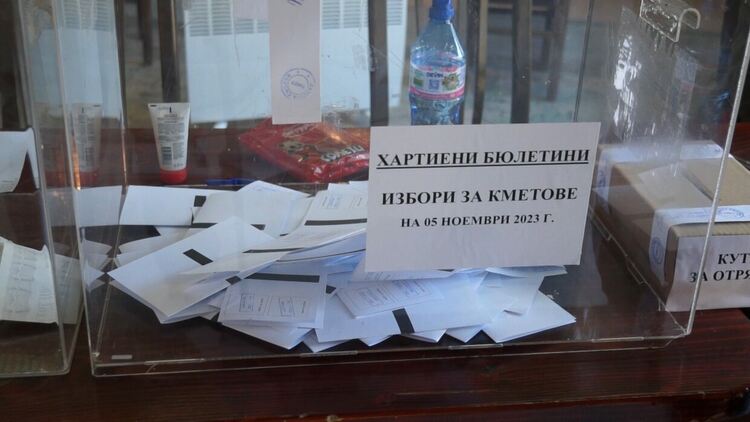 За какво гласуваха Николай Мелемов и Стефан Сабрутев, и какво мислят за недействителните бюлетини от първи тур / ГАЛЕРИЯ/