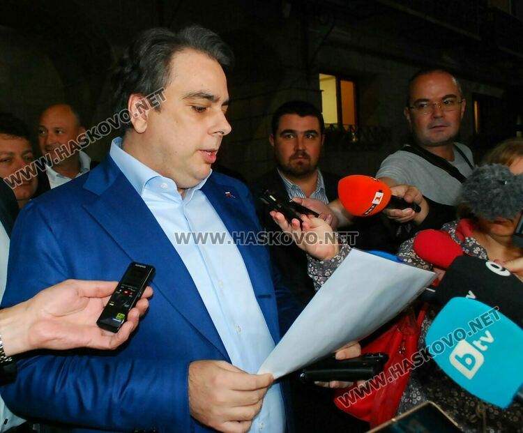 Прокуратурата проверява защо Асен Василев не е бил допуснат да гласува в Хасково