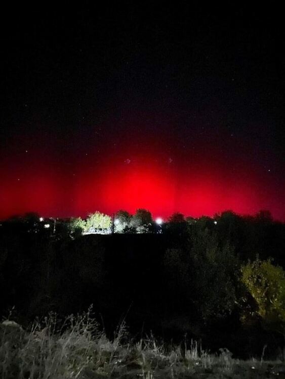 Червено сияние озари небето над България