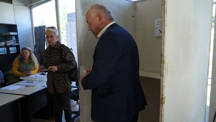 За какво гласуваха Николай Мелемов и Стефан Сабрутев, и какво мислят за недействителните бюлетини от първи тур / ГАЛЕРИЯ/