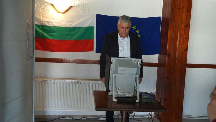 За какво гласуваха Николай Мелемов и Стефан Сабрутев, и какво мислят за недействителните бюлетини от първи тур / ГАЛЕРИЯ/