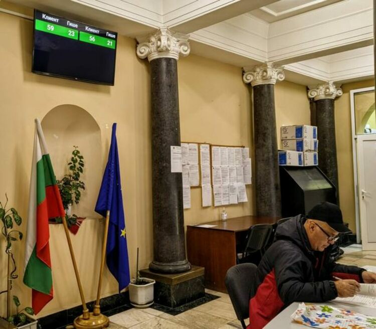 Система за управление на опашките заработи в сградата на Дирекция „Местни данъци и такси“