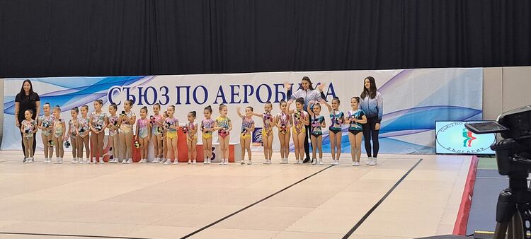 „Виолена“ и „Мега спорт“ с куп медали от състезания по аеробика в Пловдив