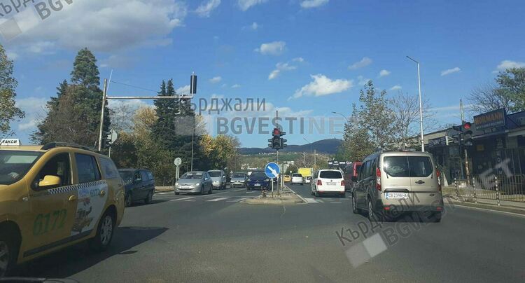  Хаос на кръстовището на „Веселчане“, светофарите блокираха на червено