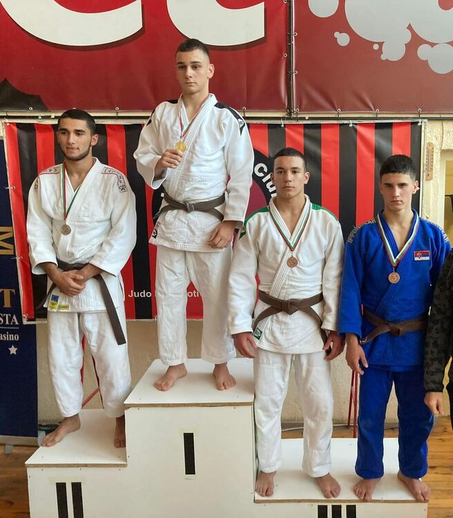 16 медала за джудистите на „Хасково“ от турнир в столицата