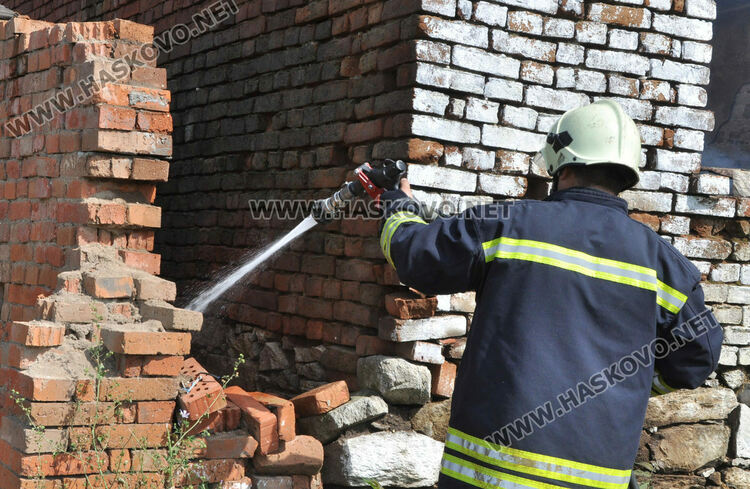 Пожар унищожи кухненска постройка към къща
