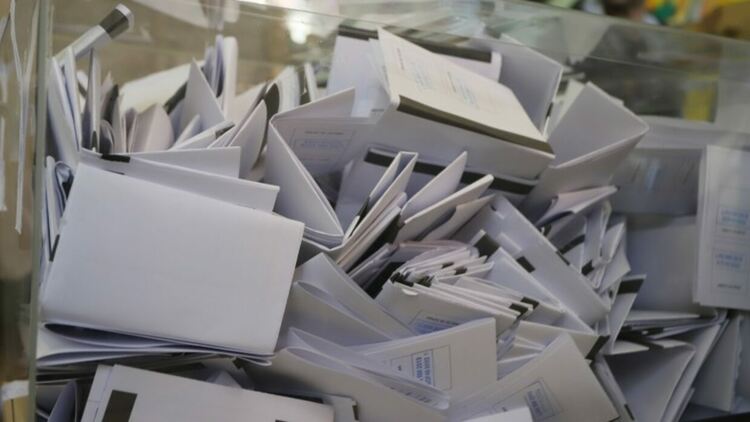 Какво е разпределението на мандатите в общинските съвети в област Перник