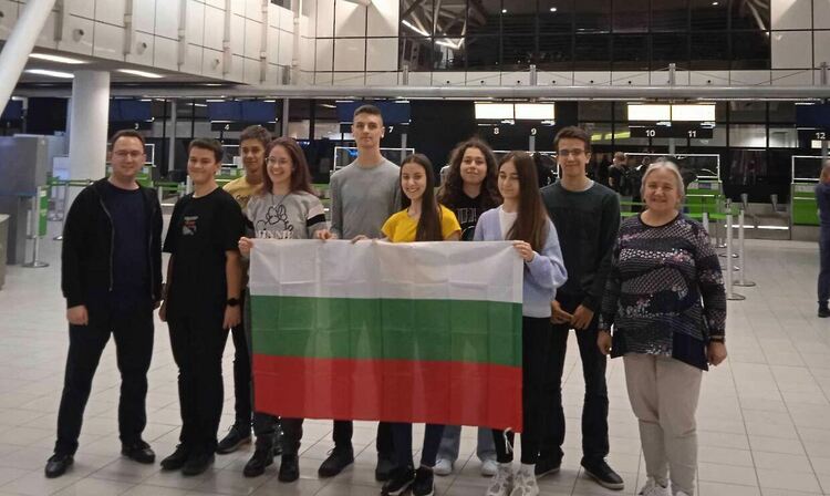 Ученици от Математическата гимназия са част от Националния отбор по астрономия за Олимпиадата в Китай