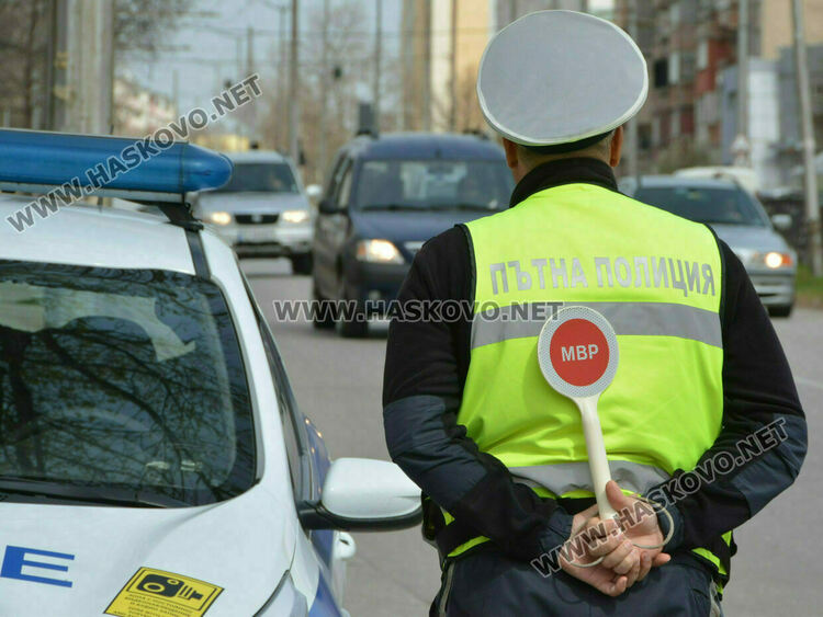 Дрогирана водачка крие кокаин в хляб, задържаха и шофьор с 2,31 промила