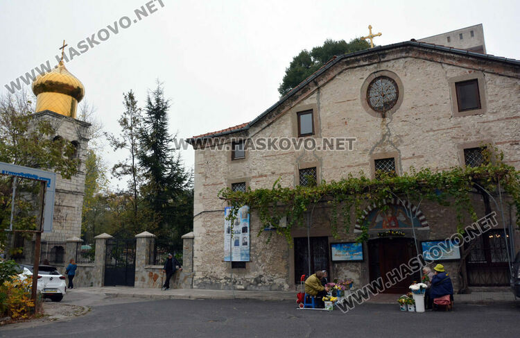 Миряни се поклониха на Архангеловден пред икона, открита от мюсюлманин в гора