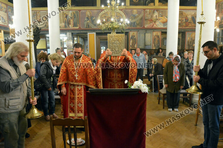 Миряни се поклониха на Архангеловден пред икона, открита от мюсюлманин в гора