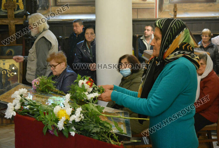 Миряни се поклониха на Архангеловден пред икона, открита от мюсюлманин в гора