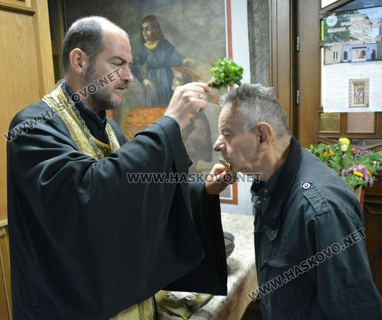 Миряни се поклониха на Архангеловден пред икона, открита от мюсюлманин в гора