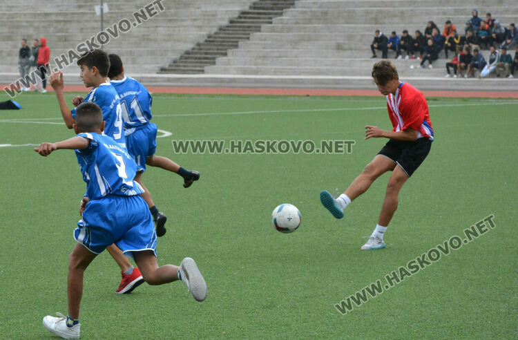 С футбол и 71 гола започнаха общинските ученически игри в Хасково