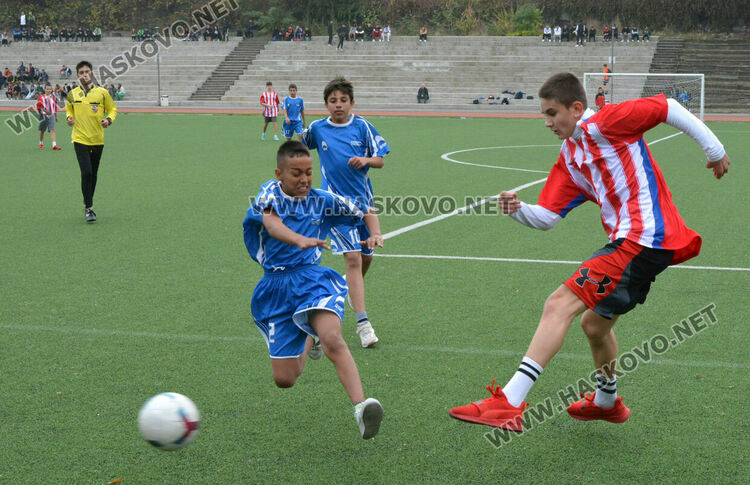 С футбол и 71 гола започнаха общинските ученически игри в Хасково