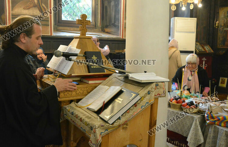 Миряни се поклониха на Архангеловден пред икона, открита от мюсюлманин в гора